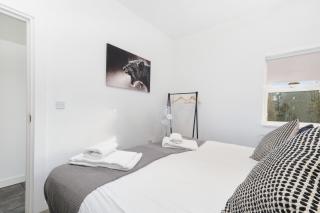 West Ealing Serviced Apts- 2 Bedroom 2 Bath Parking Near Station with Off Street Parking By 360Stays - 2