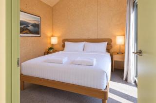 Modern 1-Bedroom Guesthouse with Roys Peak Views - 4