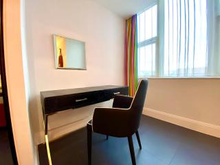 Incredible Apartment - Amazing Location - Free Parking & WiFi! - 5