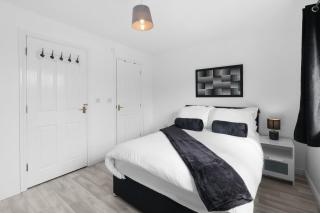 4-Bed Townhouse in Hamilton, Leicester with Allocated Parking - 1