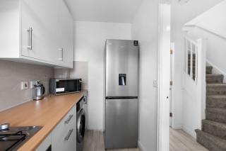 4-Bed Townhouse in Hamilton, Leicester with Allocated Parking - 3