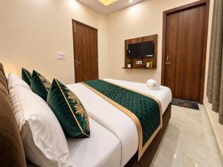 Hotel JSN Amritsar !! Near Golden Temple ! Parking ! Lift ! Family Hotel ! Traveler choice - 4