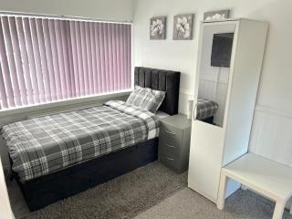 Lovely Double Room with En Suite and separate private entrance Accommodation for 1 Person only - 0