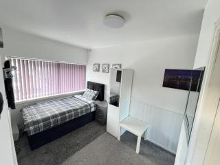 Lovely Double Room with En Suite and separate private entrance Accommodation for 1 Person only - 9