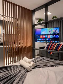 Studio 78 Luxo e conforto com Cama Queen Ar Cond Smart TV e Sofá Cama - 0