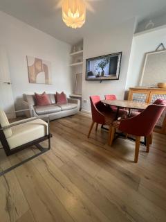 2025 Award Winner Liverpool Peach House - 4 Bedrooms - 7