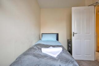 Large Hampton Hargate House w Parking & Garden - 3