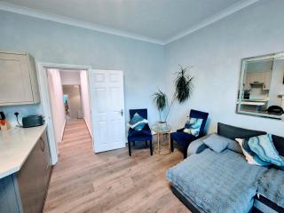 Refurbished spacious 3 bed flat near the sea with parking - 5