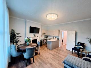 Refurbished spacious 3 bed flat near the sea with parking - 0