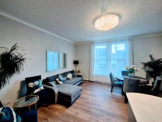 Refurbished spacious 3 bed flat near the sea with parking - 8