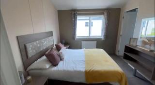Stunning lodge for hire at Kessingland Beach in Suffolk ref 90018BV - 1
