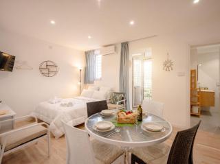 Ravanas Modern Central Apartment - 1