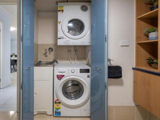 Oversized 2 bed with Terrace and Free Parking - Stroll to HSW - 2