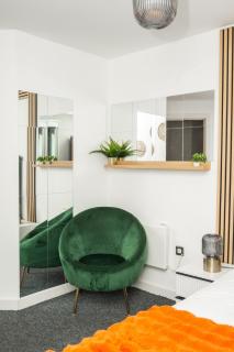 Luxury Riverside Balcony Retreat - City Centre - 5