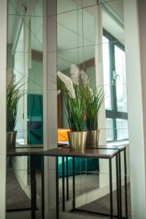 Luxury Riverside Balcony Retreat - City Centre - 4