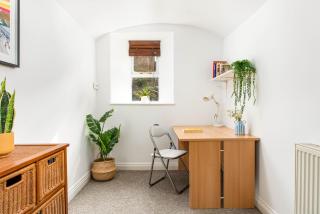 NEW-Spacious Clifton Flat with Office-Best Area-By FabAccommodation - 7