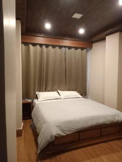 Off-tracker, bunks and stays - 1