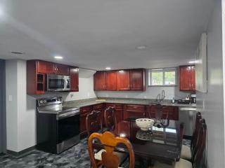 The Hideaway | Cozy 2BR Retreat in Pontiac - 9