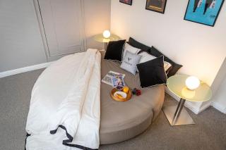 Margate Seafront 2BR with Beachfront View Sleeps 4 - 9