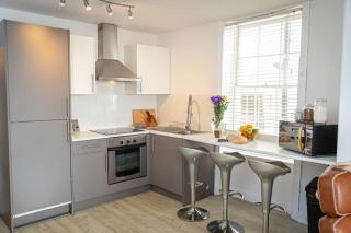 Margate Seafront 2BR with Beachfront View Sleeps 4 - 7