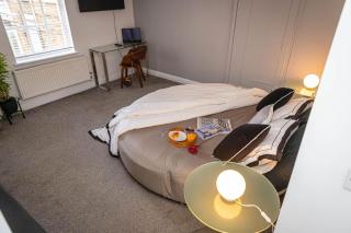 Margate Seafront 2BR with Beachfront View Sleeps 4 - 5