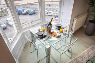 Margate Seafront 2BR with Beachfront View Sleeps 4 - 4