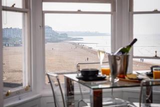 Margate Seafront 2BR with Beachfront View Sleeps 4 - 3