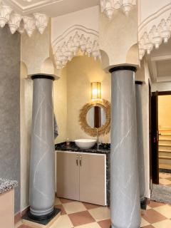 Traditional Moroccan Apt! Walk to Airport - 2