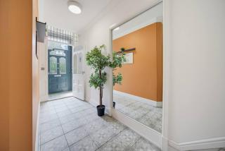 Modern Cardiff City Centre Apartments - Free Parking! - 2