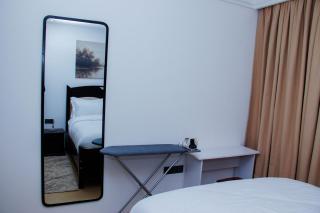 luxe Suite Heated Pool, Gym, Workspace, Rooftop Views - 3