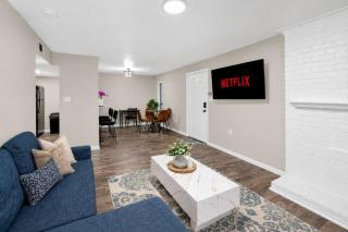 Modern King Suite, Pool, Gym and Wi-Fi - 7