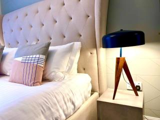 Beautiful 2 Bedroom Apartment - 1 Minute walk to Poole Quay - Great Location - Free Parking - Fast WiFi - Smart TV - Newly decorated - sleeps up to 4! Close to Poole & Bournemouth & Sandbanks - 4