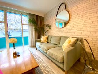 Beautiful 2 Bedroom Apartment - 1 Minute walk to Poole Quay - Great Location - Free Parking - Fast WiFi - Smart TV - Newly decorated - sleeps up to 4! Close to Poole & Bournemouth & Sandbanks - 3