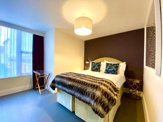 Stunning Apartment - 1 Minute walk to Poole Quay - Great Location - Free Parking - Fast WiFi - Smart TV - Newly decorated - sleeps up to 2! Close to Poole & Bournemouth & Sandbanks - 7