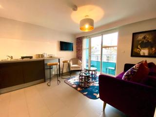 Stunning Apartment - 1 Minute walk to Poole Quay - Great Location - Free Parking - Fast WiFi - Smart TV - Newly decorated - sleeps up to 2! Close to Poole & Bournemouth & Sandbanks - 4