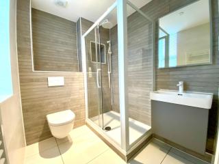 Stylish Apartment - 1 Minute walk to Poole Quay - Great Location - Free Parking - Fast WiFi - Smart TV - Newly decorated - sleeps up to 2! Close to Poole & Bournemouth & Sandbanks - 9