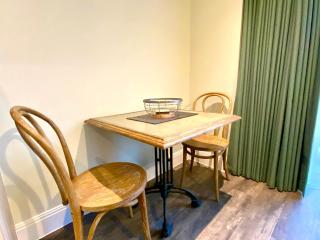 Stylish Apartment - 1 Minute walk to Poole Quay - Great Location - Free Parking - Fast WiFi - Smart TV - Newly decorated - sleeps up to 2! Close to Poole & Bournemouth & Sandbanks - 6