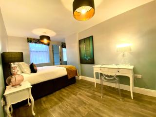 Stylish Apartment - 1 Minute walk to Poole Quay - Great Location - Free Parking - Fast WiFi - Smart TV - Newly decorated - sleeps up to 2! Close to Poole & Bournemouth & Sandbanks - 5