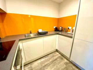 Luxurious Studio Apartment - 1 Minute walk to Poole Quay - Great Location - Free Parking - Fast WiFi - Smart TV - Newly decorated - sleeps up to 2! Close to Poole & Bournemouth & Sandbanks - 7