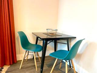 Luxurious Studio Apartment - 1 Minute walk to Poole Quay - Great Location - Free Parking - Fast WiFi - Smart TV - Newly decorated - sleeps up to 2! Close to Poole & Bournemouth & Sandbanks - 1