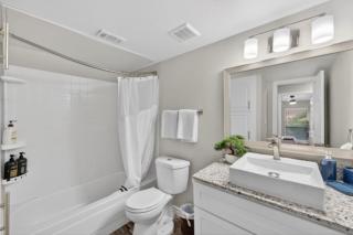 Luxury 1BR King Suite, Pool, Gym and Wi-Fi - 4