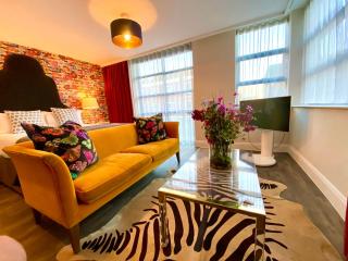 Luxurious Studio Apartment - 1 Minute walk to Poole Quay - Great Location - Free Parking - Fast WiFi - Smart TV - Newly decorated - sleeps up to 2! Close to Poole & Bournemouth & Sandbanks - 0