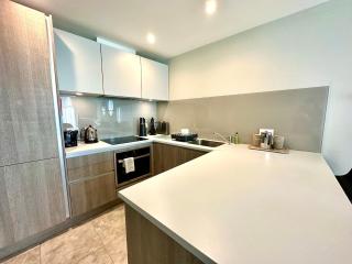 Stunning 2 bedroom Apartment inc Free Parking - 1 Minute walk to Poole Quay - Great Location - Free Parking - Fast WiFi - Smart TV - Newly decorated - sleeps up to 4 - Close to Poole & Bournemouth & Sandbanks - 8