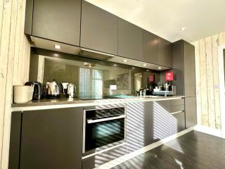 Designer Apartment inc Free Parking & FAST WiFi 1 Minute walk to Poole Quay - Great Location - Free Parking - Fast WiFi - Smart TV - Newly decorated - sleeps up to 2! Close to Poole & Bournemouth & Sandbanks - 4