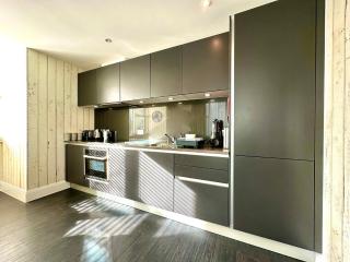 Designer Apartment inc Free Parking & FAST WiFi 1 Minute walk to Poole Quay - Great Location - Free Parking - Fast WiFi - Smart TV - Newly decorated - sleeps up to 2! Close to Poole & Bournemouth & Sandbanks - 5