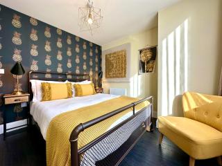 Designer Apartment inc Free Parking & FAST WiFi 1 Minute walk to Poole Quay - Great Location - Free Parking - Fast WiFi - Smart TV - Newly decorated - sleeps up to 2! Close to Poole & Bournemouth & Sandbanks - 6