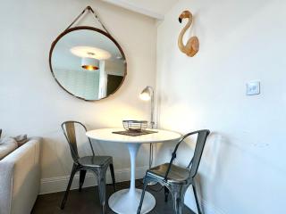 Beautiful Couples Retreat - FREE Parking & WiFi - 1 Minute walk to Poole Quay - Great Location - Free Parking - Fast WiFi - Smart TV - Newly decorated - sleeps up to 2! Close to Poole & Bournemouth & Sandbanks - 5