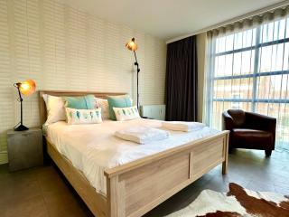 Beautiful Couples Retreat - FREE Parking & WiFi - 1 Minute walk to Poole Quay - Great Location - Free Parking - Fast WiFi - Smart TV - Newly decorated - sleeps up to 2! Close to Poole & Bournemouth & Sandbanks - 4