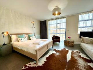 Beautiful Couples Retreat - FREE Parking & WiFi - 1 Minute walk to Poole Quay - Great Location - Free Parking - Fast WiFi - Smart TV - Newly decorated - sleeps up to 2! Close to Poole & Bournemouth & Sandbanks - 2
