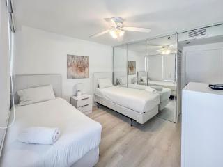 Charming 2BR-2BA Oceanfront Gem, Miami Beach - 5